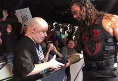 ¡Para aplaudir! El notable gesto que tuvo Roman Reigns con fanático de WWE en evento en vivo [VIDEO]