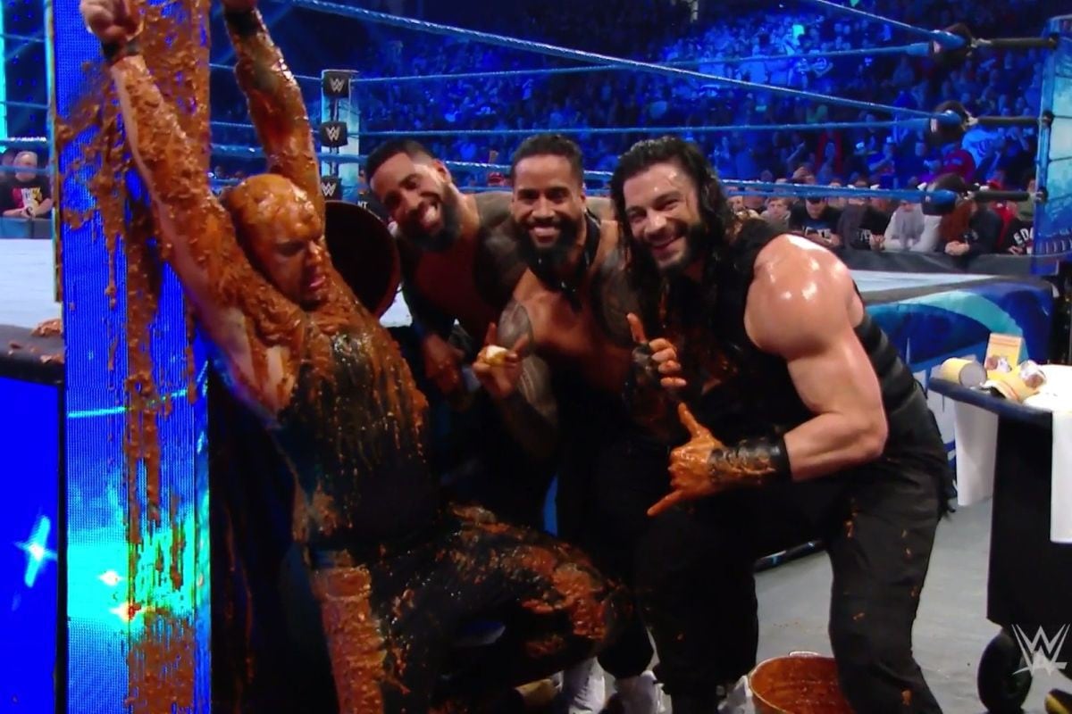 Esta vez fue el ‘Rey’ Corbin, quien comió alimento para perros. (Foto: WWE)