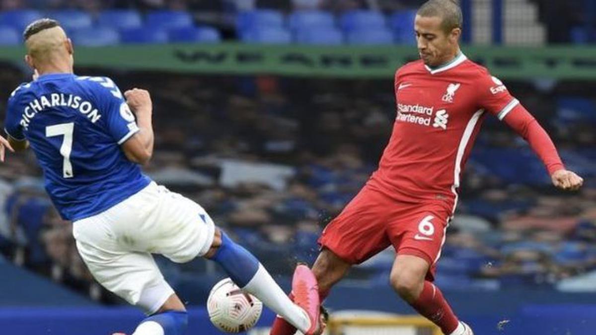 Richarlison se desculpa por expulsão no empate do Everton: Cometi