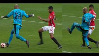 'Blooper': quiso lucirse con un enganche, pero Rashford le ganó y anotó