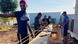 Cambió la pelota por ladrillos: Jonathan Dos Santos construye su casa en Uruguay 
