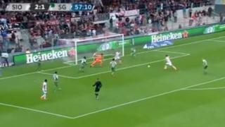Ahí en el área, como ‘9’: así fue el primer gol de Alexander Succar en Europa [VIDEO]