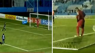 Video viral: Arquero hondureño se deja meter gol en señal de protesta contra el árbitro