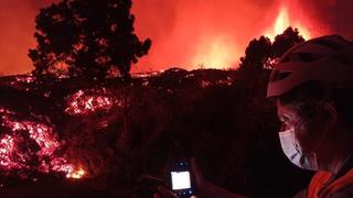 Lava de la erupción del volcán Cumbre Vieja avanza por las calles de La Palma 