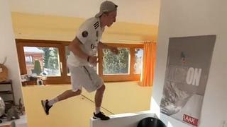 ¡Sorprendente! Esquiador suizo se lució en circuito extremo dentro de su casa en plena cuarentena por el coronavirus [VIDEO] 