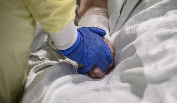 Un paciente grave en una cama hospitalaria (Foto: AFP)