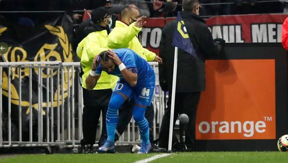 El botellazo a Payet, en el estadio de Lyon, llevó a suspender el partido y ha incrementado la indignación en el fútbol francés. (AFP)