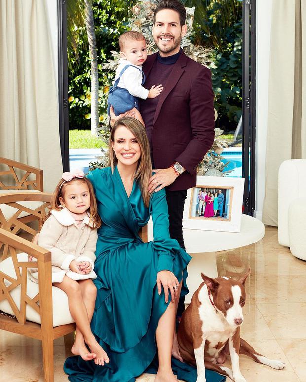 Carolina Sarassa junto a su esposo y sus hijos, presentando su casa a la revista (Foto: Hola)