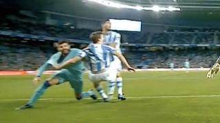 Casi le saca la camiseta: el polémico agarrón a Piqué en el área que el VAR no vio en el Barza-Real Sociedad [VIDEO]