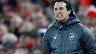 Más problemas en el Arsenal: Emery se llevó un castigo por golpear una botella de agua en dirección a hinchas