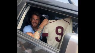 Germán Denis posó con la camiseta '9' de Lolo Fernández