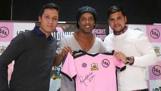 Sport Boys: Ronaldinho posó con la camiseta de la 'Misilera' (FOTOS)