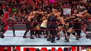 ¡Se salieron de control! The Shield y Braun Strowman desataron batalla campal en RAW [VIDEO]