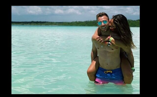 Arthur Melo, jugador del Barcelona, con su pareja en el mar. (Foto: redes sociales)