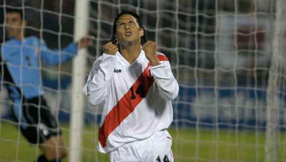 Claudio Pizarro anotó uno de los tres goles de la Selección Peruana ante Uruguay el 2004. (USI)