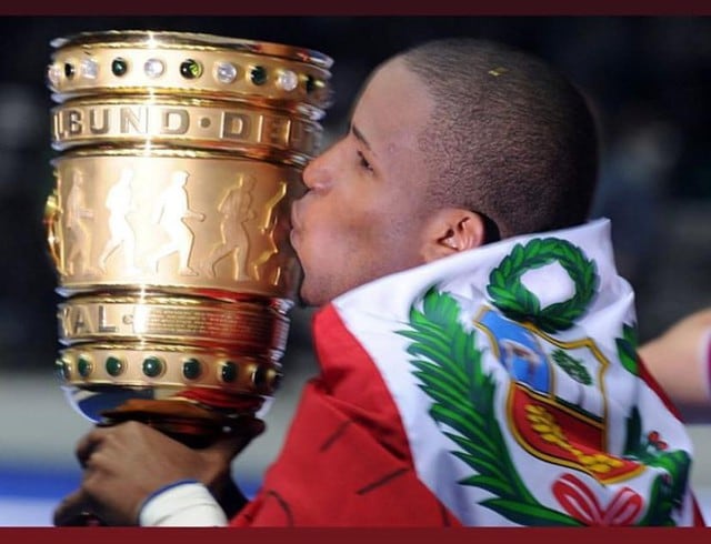 Farfán recordó el título de la Copa Alemana que ganó en el 2011. (Captura)
