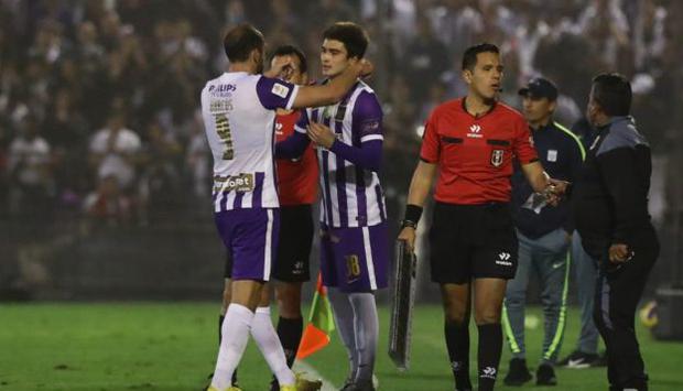 Hernán Barcos abrazó a Sebastián Pineau antes de su debut. (Foto: Jesús Saucedo / GEC)
