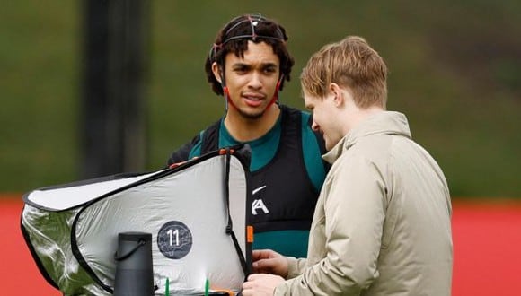Alexander-Arnold utilizó unos sensores cerebrales en el entrenamiento de Liverpool. (Foto: Reuters)