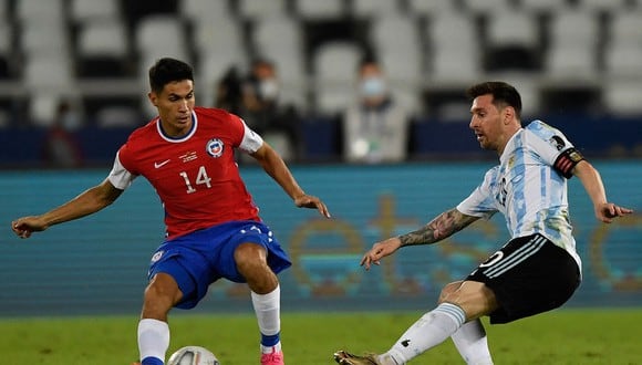 Argentina y Chile empataron 1-1 en Río de Janeiro por el debut del grupo A. Messi abrió la cuentas y Eduardo Vargas selló el  empate. (Foto: AFP)