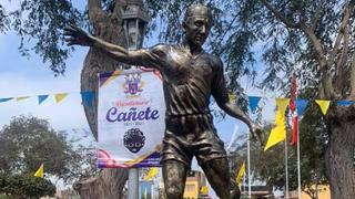 En honor al ídolo de Universitario: presentaron estatua de Lolo Fernández en la Plaza de Armas Cañete 