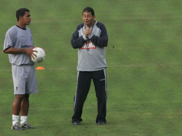 En el 2005, Chale cambió de camiseta y firmó por Alianza Lima. Fue fundamental para que el equipo se salve del descenso.