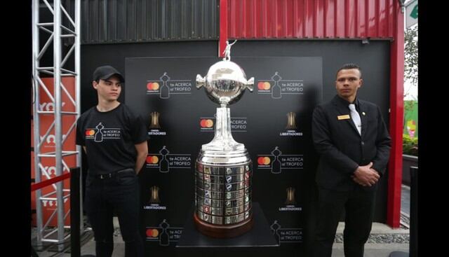 Así luce en Lima el trofeo de la Copa Libertadores. (Foto: Violeta Ayasta / GEC)