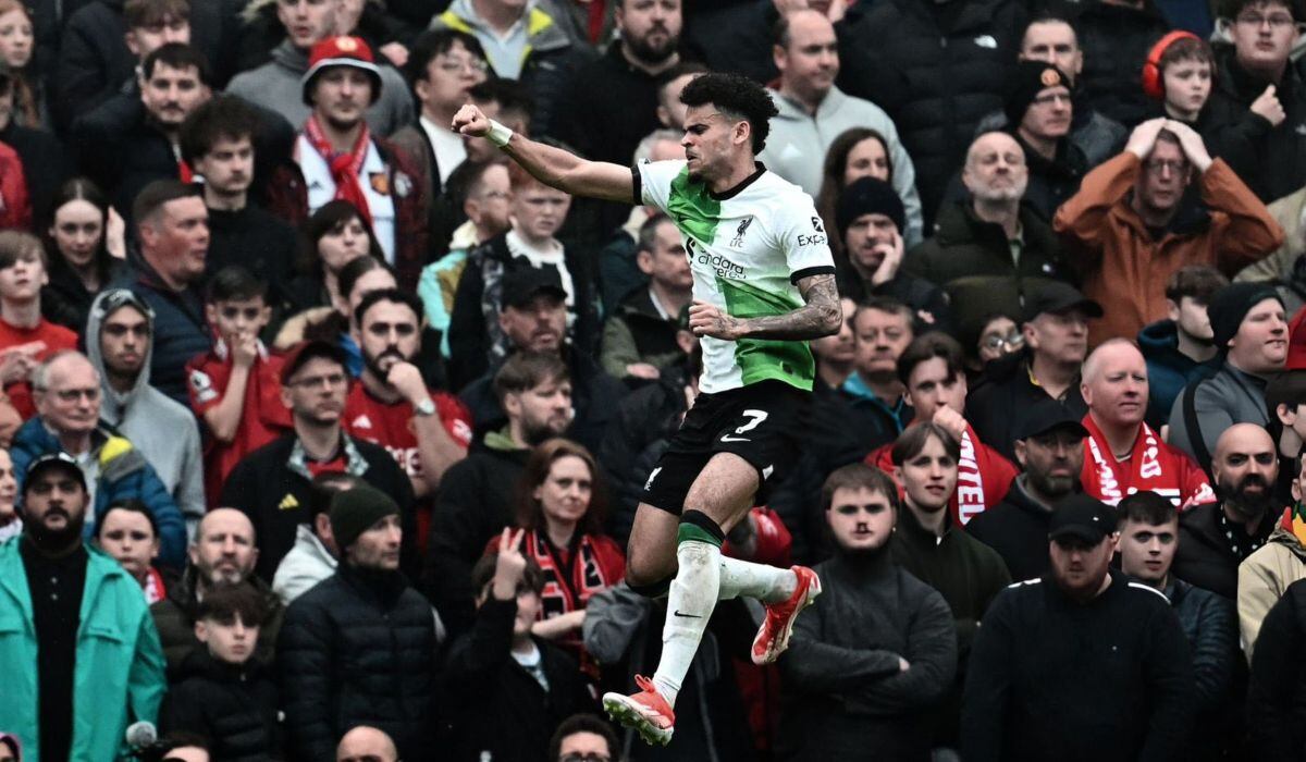 Luis Díaz celebra el gol que le marcó a Manchester United en el Clásico de Inglaterra. (Foto: AFP)