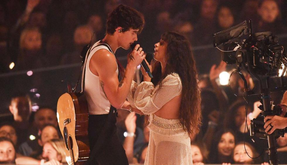 Camila Cabello y Shawn Mendes esta vez sí se besaron en concierto. (Foto: AFP)