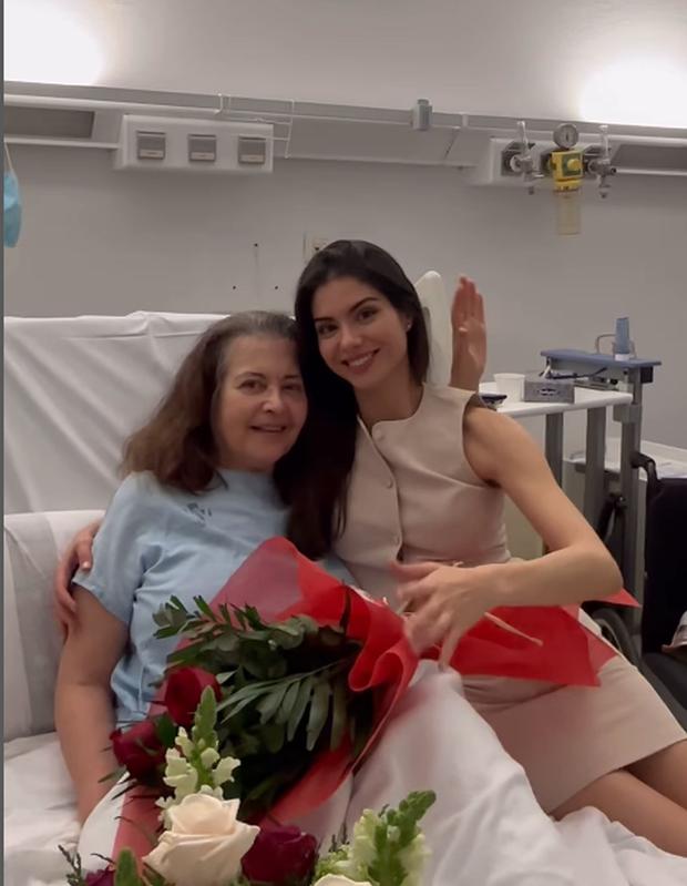 La Miss Mundo España, Paula Pérez, junto a su madre, quien por temas de salud no podrá acompañarla al certamen en la India (Foto: Paula Pérez/Instagram)