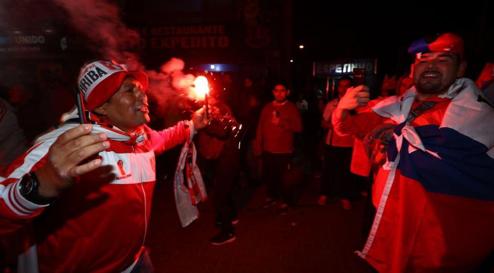 Hinchas chilenos recordaron su bicampeonato y los peruanos así respondieron. (Foto: Daniel Apuy)