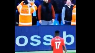 Sale en su defensa: hincha del Manchester City envió mensaje tras hacer gesto racista a Fred [FOTO]