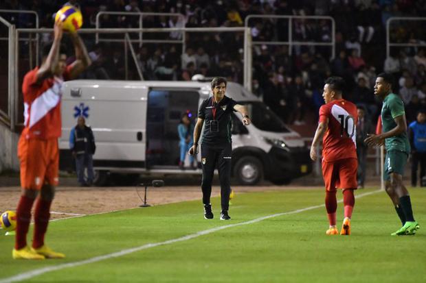 Gustavo Costas ha sincerado las condiciones del fútbol boliviano: ”No tenemos para entrenar, casi no tenemos lugar”. (Foto: Diego Ramos / AFP)