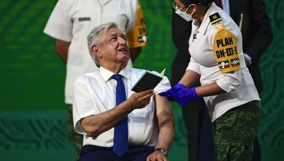 El presidente mexicano, Andrés Manuel López Obrador, habla con un trabajador de salud luego de ser inoculado con la primera dosis de la vacuna AstraZeneca, en el Palacio Nacional, en la Ciudad de México. (PEDRO PARDO / AFP).