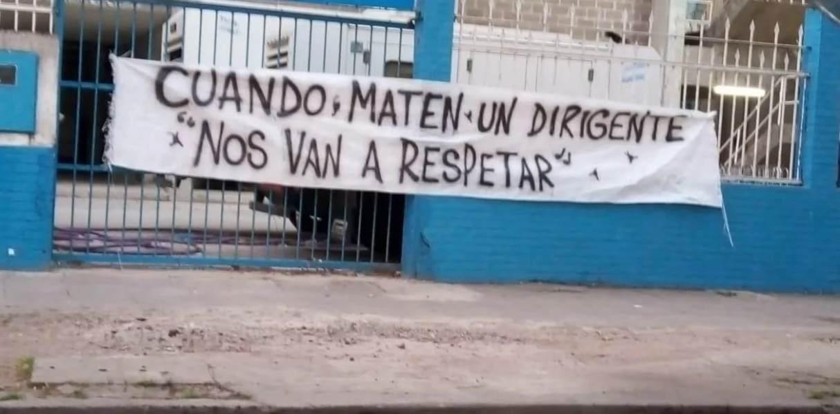 La bandera que apareció colgada en el estadio de Atlético Tucumán a poco de recibir a River Plate en la definición de la Superliga Argentina. (Foto: Olé)