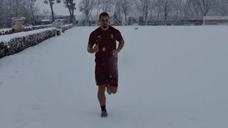Todo un Vikingo: Ibrahimovic sorprende y se ejercita bajo la nieve solo en polo y short [VIDEO]