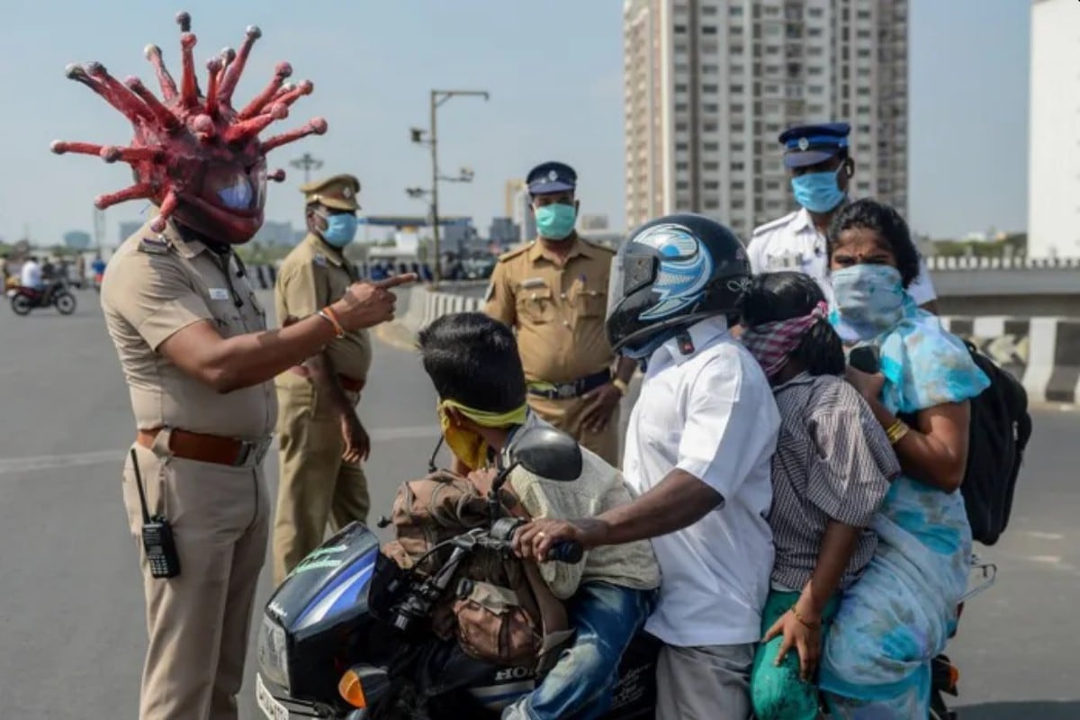 Un oficial de policía en la India usa este método para generar conciencia entre la población sobre la pandemia del coronavirus. (Fotos: Asian News International)