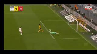 Terrible blooper de Akanji: Lewandoski no perdonó y decretó el 3-1 del Bayern vs. Dortmund [VIDEO]