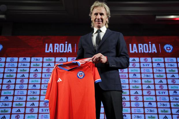 Claudio Pizarro también comentó sobre la nueva etapa de Ricardo Gareca en Chile. (Photo by Javier TORRES / AFP)
