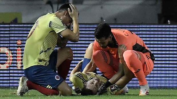 Lesión de Santiago Arias en el partido entre Colombia y Venezuela por las eliminatorias Qatar 2022 (Foto: AFP)
