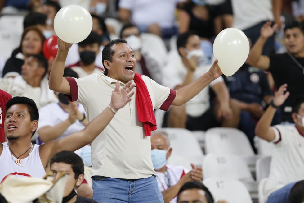 Los fanáticos de Universitario en el Estadio Nacional ante Barcelona SC. (Foto: Violeta Ayasta / @photo.gec)