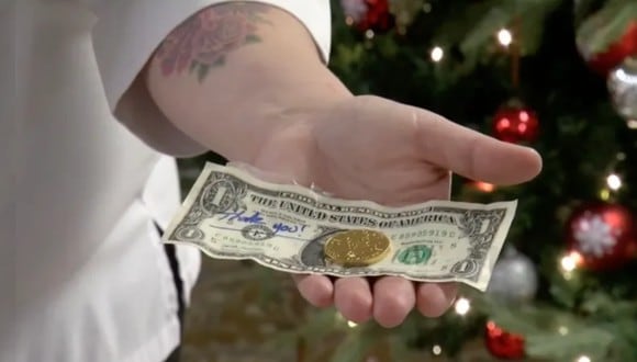 La extraña moneda estaba envuelta en un billete de un dólar (Foto: KRCG TV)
