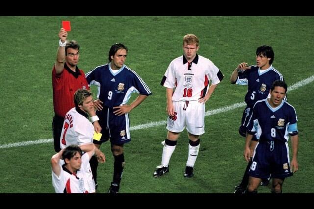 David Beckham, expulsado en el Mundial 1998 frente a Argentina por una patada contra Simeone.
