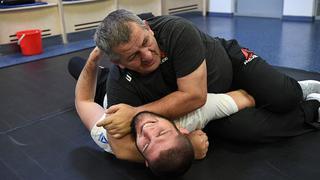 Mucha fuerza: padre de Khabib Nurmagomedov fue puesto en coma nuevamente tras complicaciones por el coronavirus