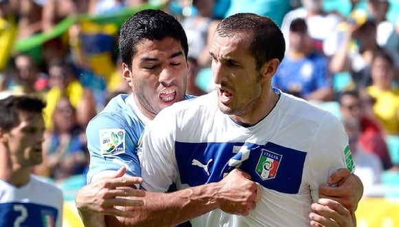 Suárez y Chiellini podrían ser compañeros en la Juventus. (Foto: Twitter)