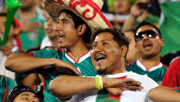 Aficionados mexicanos entonando el Himno Nacional durante un partido de futbol. (Foto: Internet)