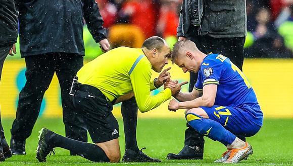 Árbitro consoló a Oleksandr Zinchenko, quien lloró tras quedarse sin Mundial con Ucrania. (Foto: EFE)