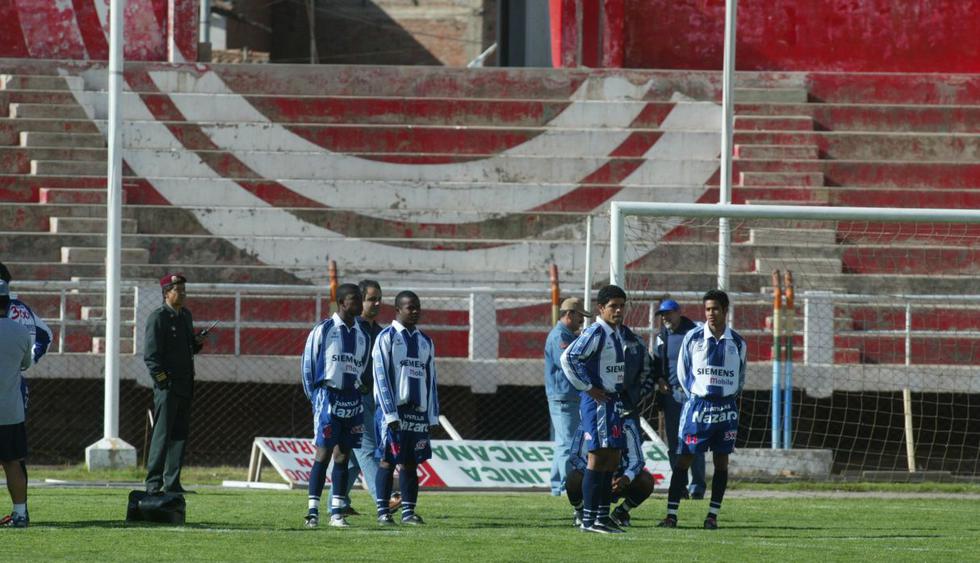 Los futbolistas se fueron a la huelga el 6 de noviembre de 2003 y dos fechas del Clausura se jugaron con juveniles. (Foto: USI)