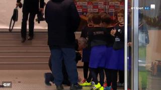 El lado más humano de Mourinho: el noble gesto con un niño en Europa League