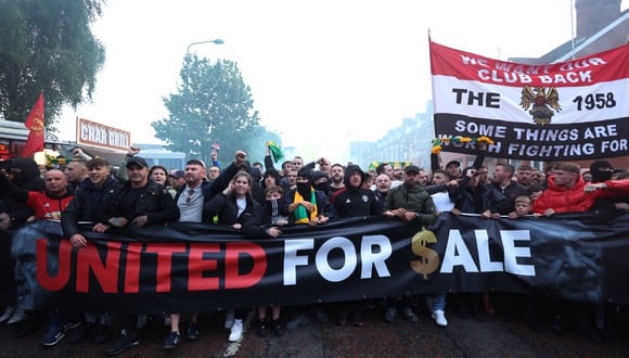 Hinchas del Manchester United protestan en contra de los dueños del club. (Foto: REUTERS)