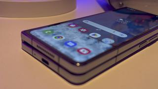 ¿Cómo habilitar la carga inalámbrica del Samsung Galaxy Z Fold 3 sin dejar de utilizar el móvil?